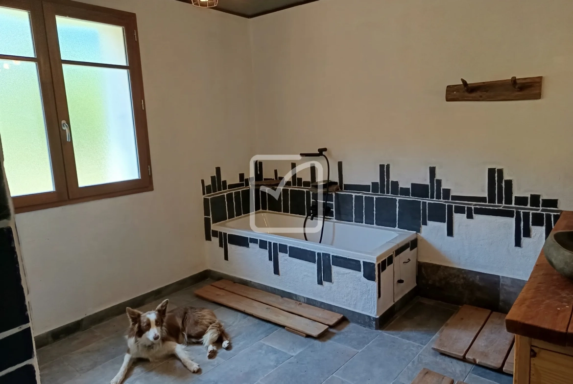 Belle maison en pierre à rénover avec grand terrain à Chassiers 07110 
