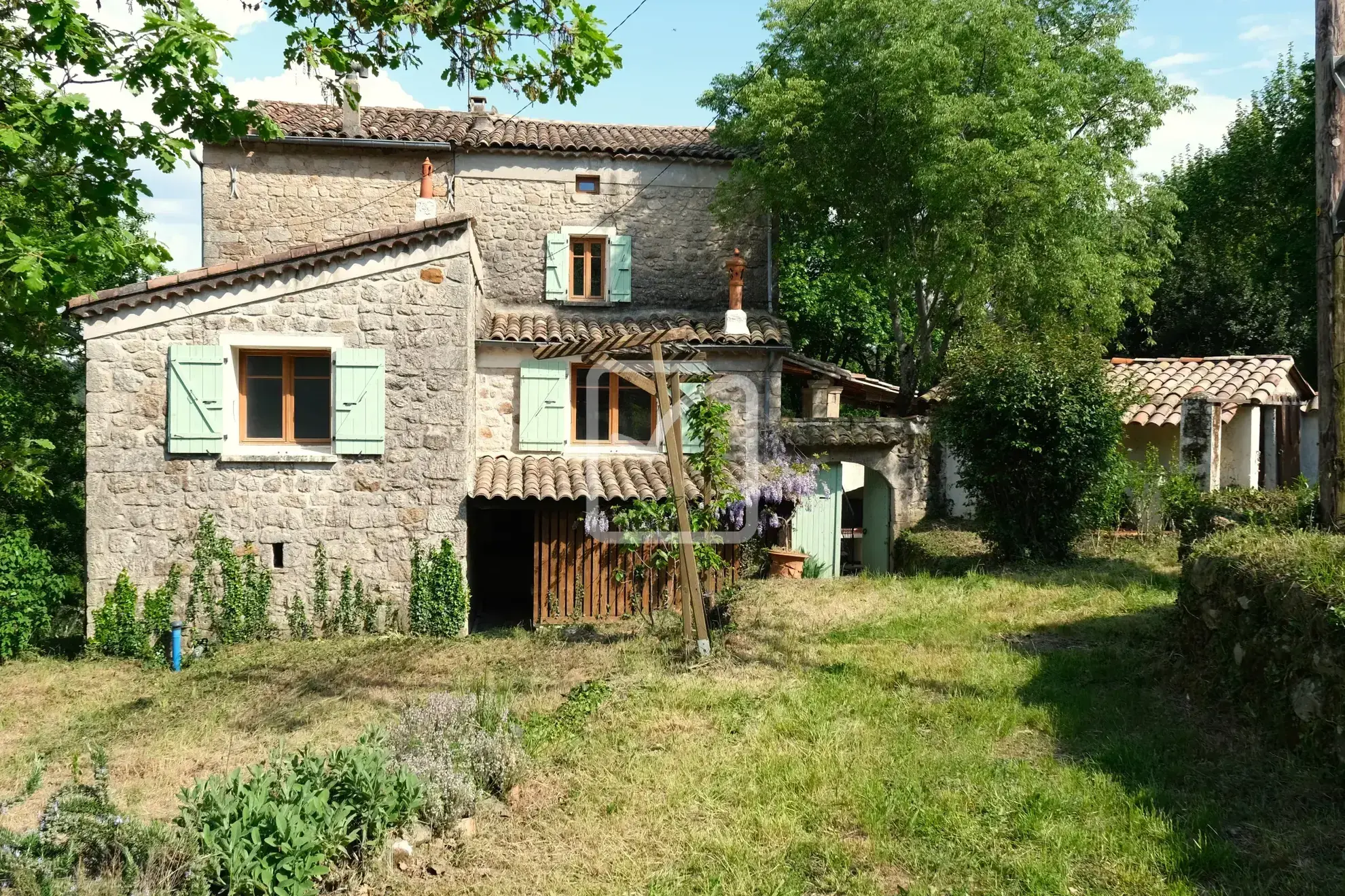 Belle maison en pierre à rénover avec grand terrain à Chassiers 07110 