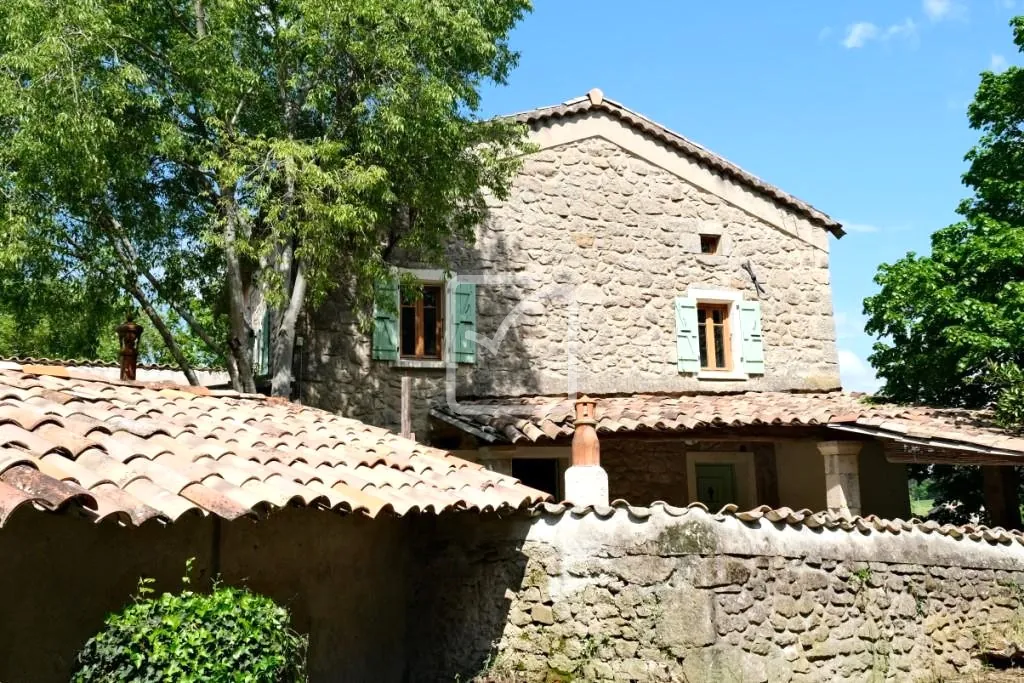 Belle maison en pierre à rénover avec grand terrain à Chassiers 07110 