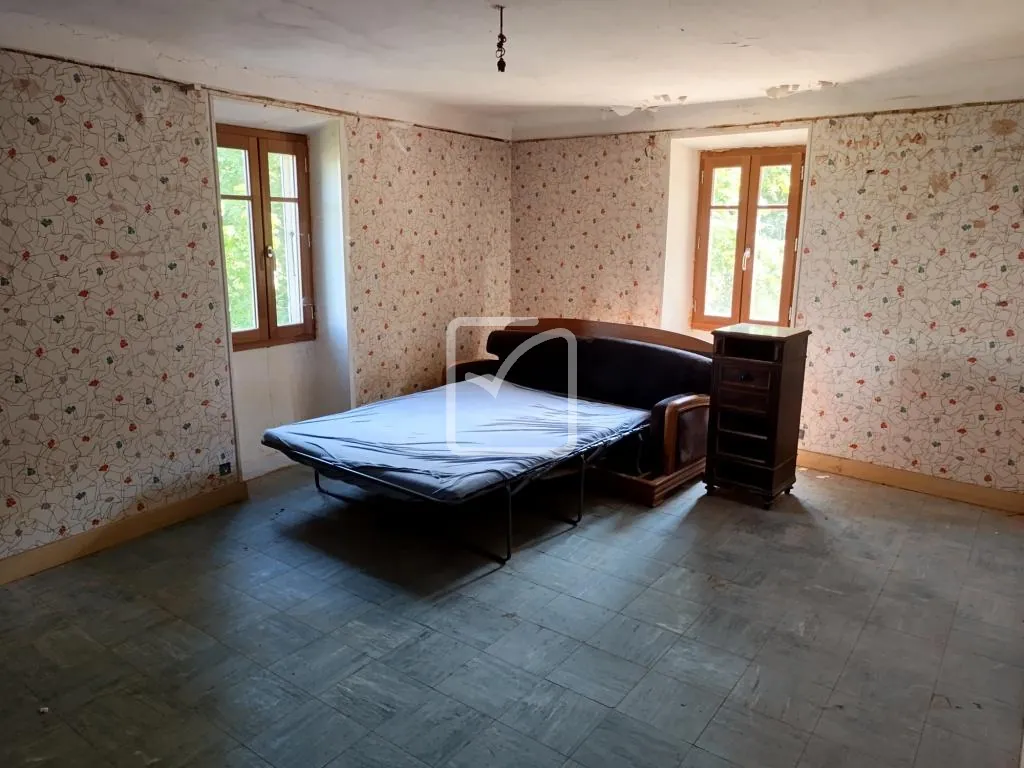 Belle maison en pierre à rénover avec grand terrain à Chassiers 07110 
