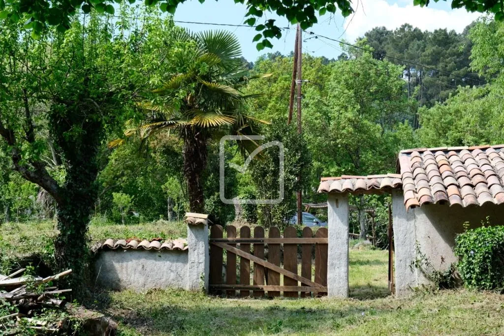 Belle maison en pierre à rénover avec grand terrain à Chassiers 07110 