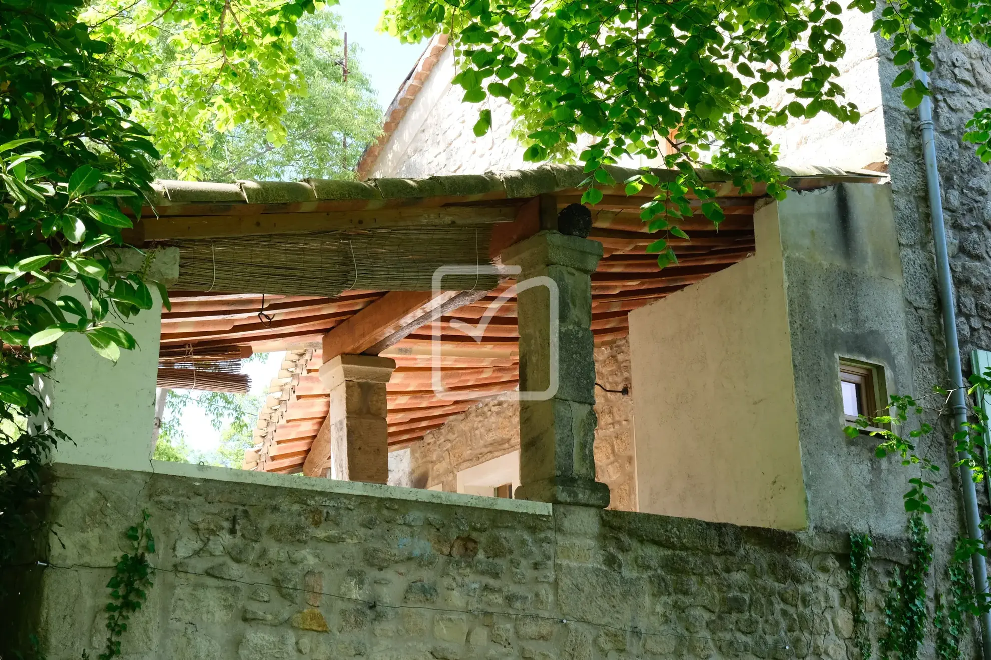 Belle maison en pierre à rénover avec grand terrain à Chassiers 07110 