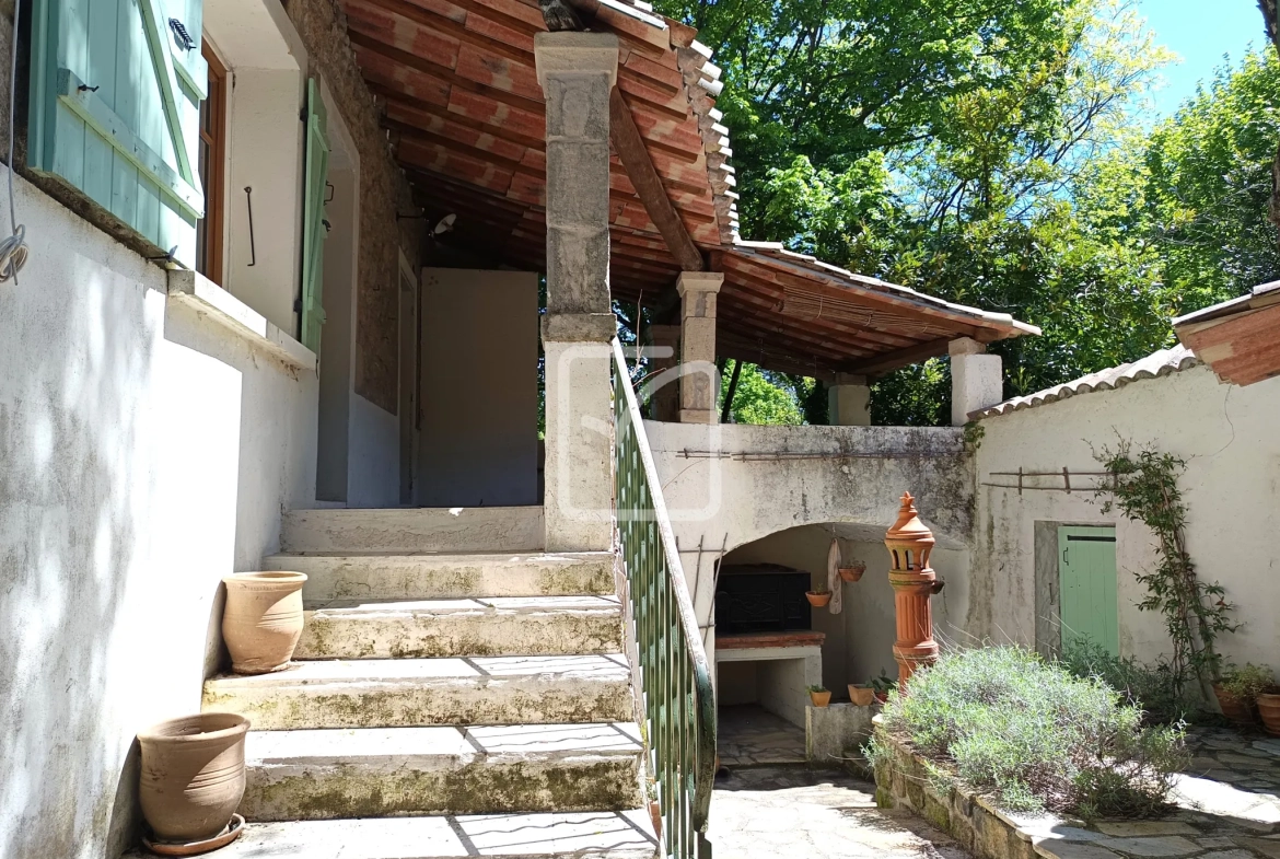 Belle maison en pierre à rénover avec grand terrain à Chassiers 07110 
