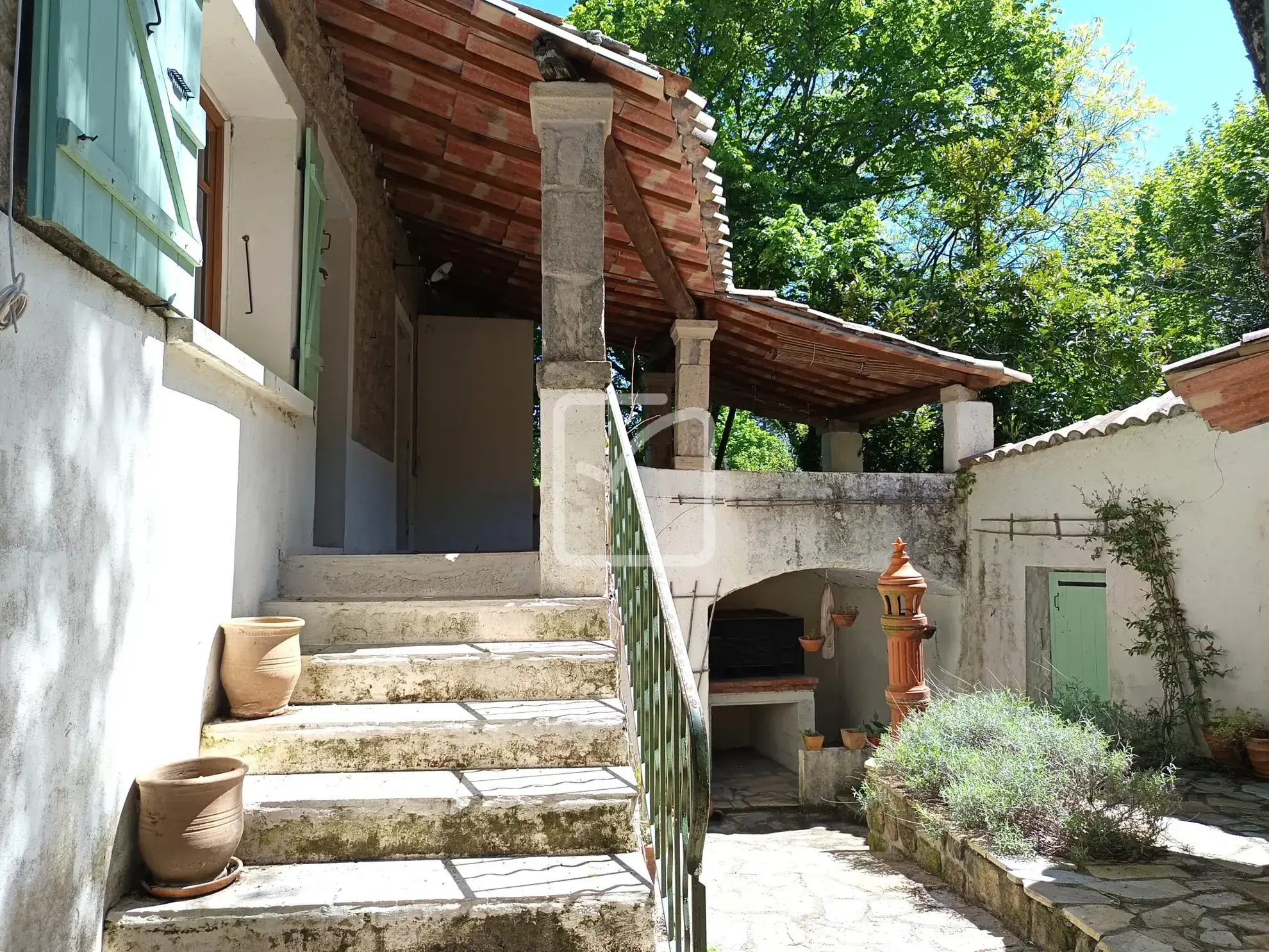 Belle maison en pierre à rénover avec grand terrain à Chassiers 07110 