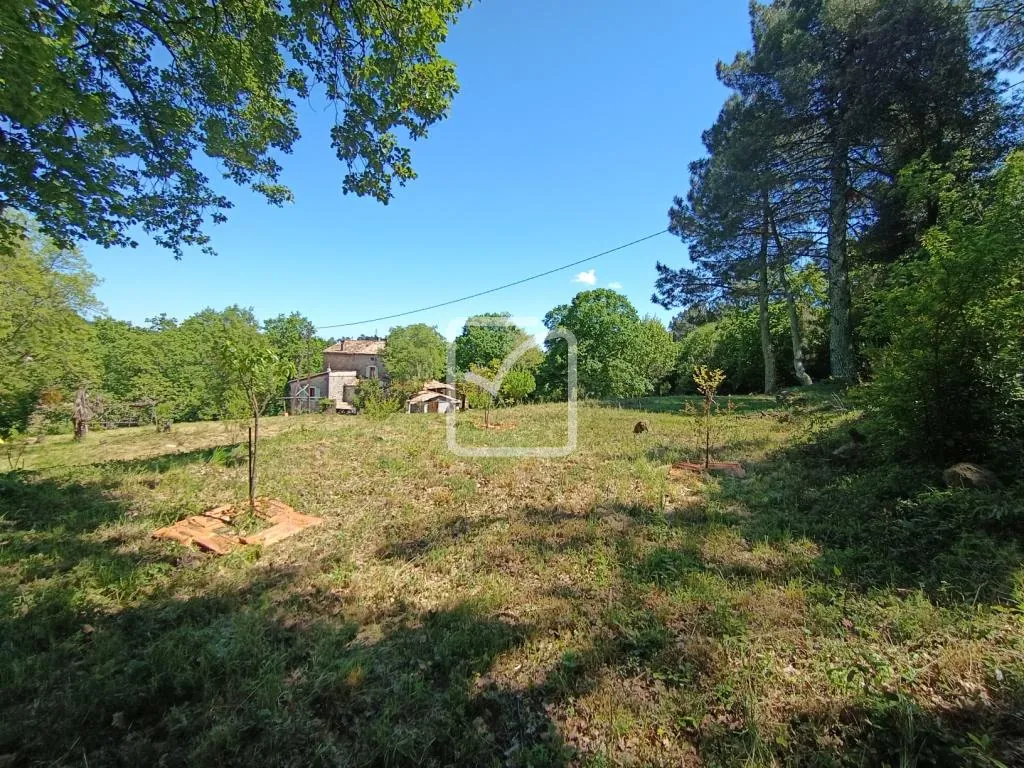 Belle maison en pierre à rénover avec grand terrain à Chassiers 07110 