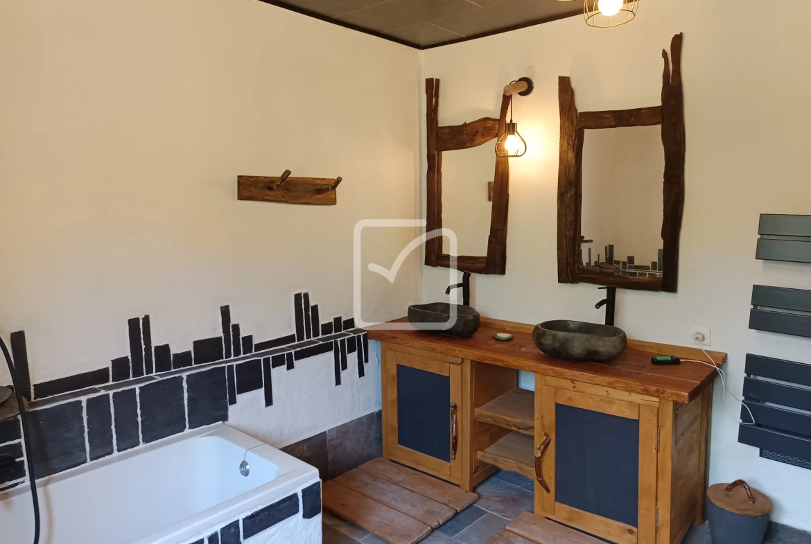 Belle maison en pierre à rénover avec grand terrain à Chassiers 07110 