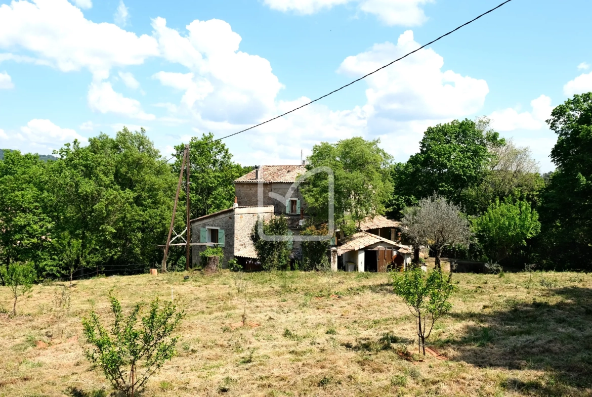 Belle maison en pierre à rénover avec grand terrain à Chassiers 07110 