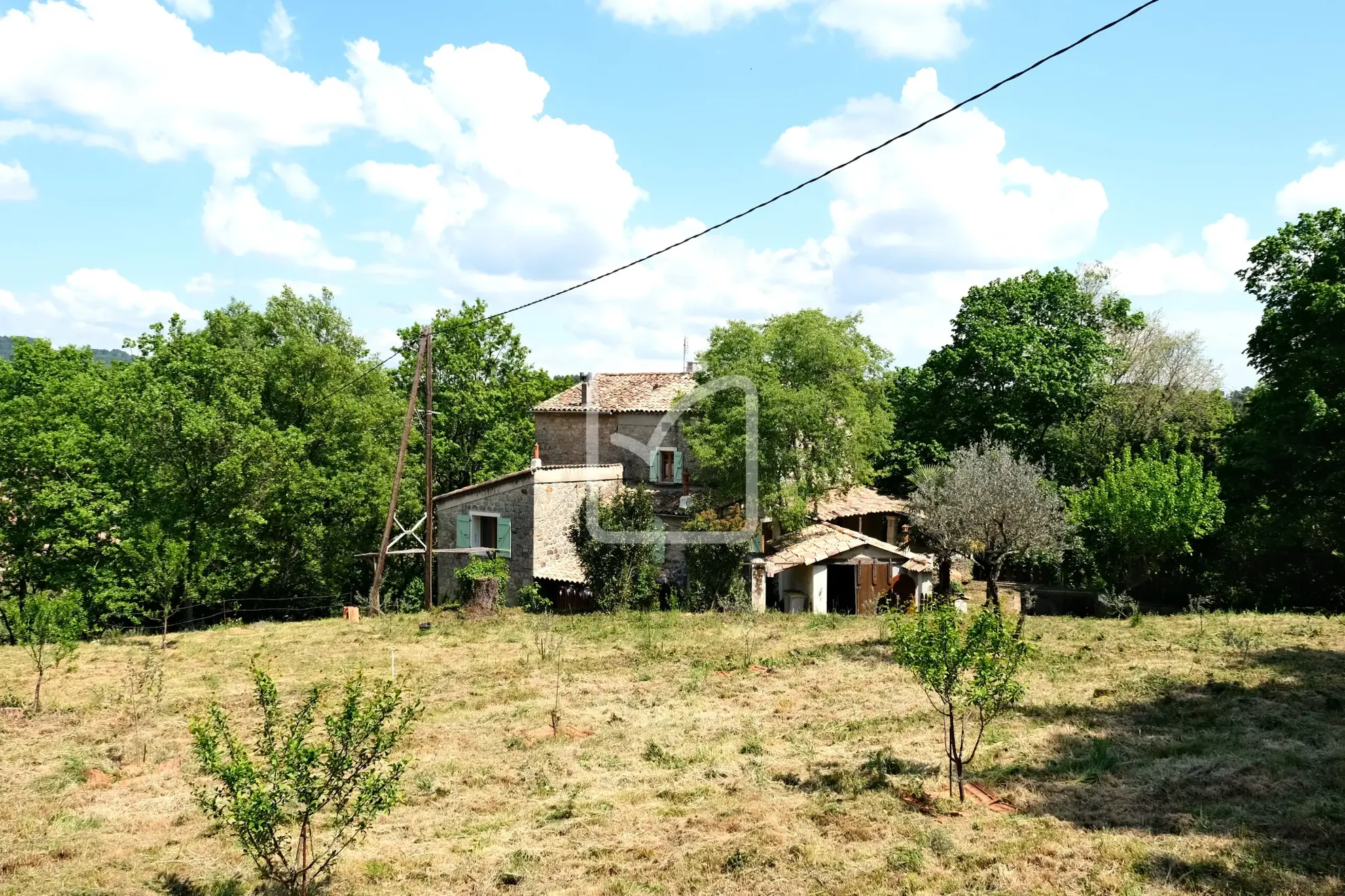 Belle maison en pierre à rénover avec grand terrain à Chassiers 07110 