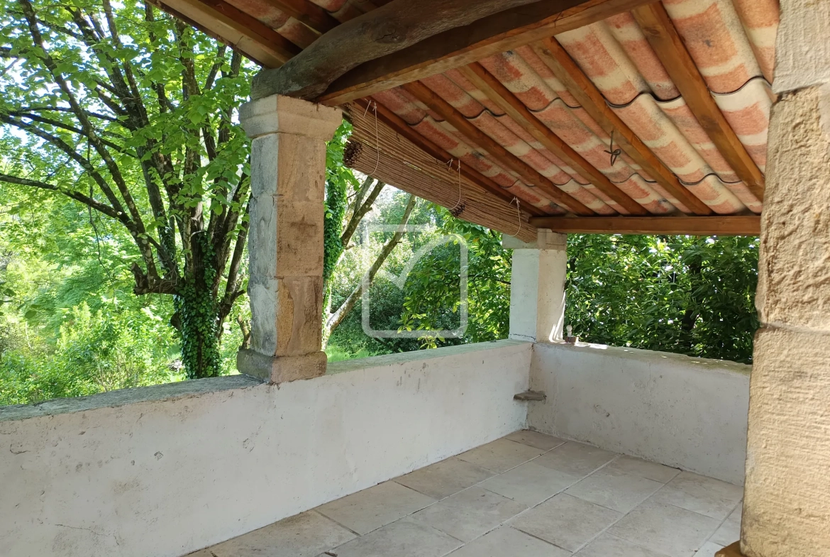 Belle maison en pierre à rénover avec grand terrain à Chassiers 07110 
