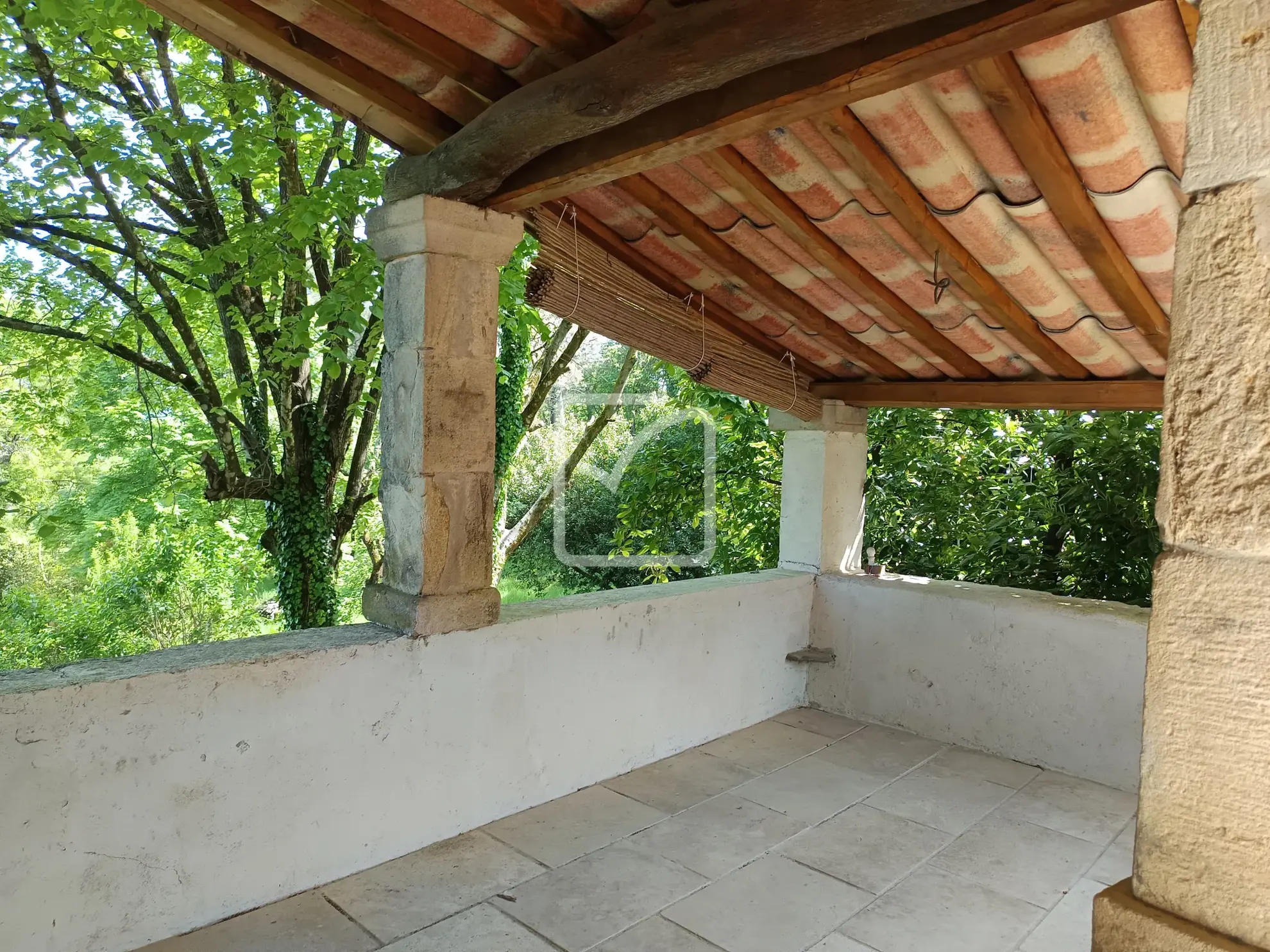 Belle maison en pierre à rénover avec grand terrain à Chassiers 07110 