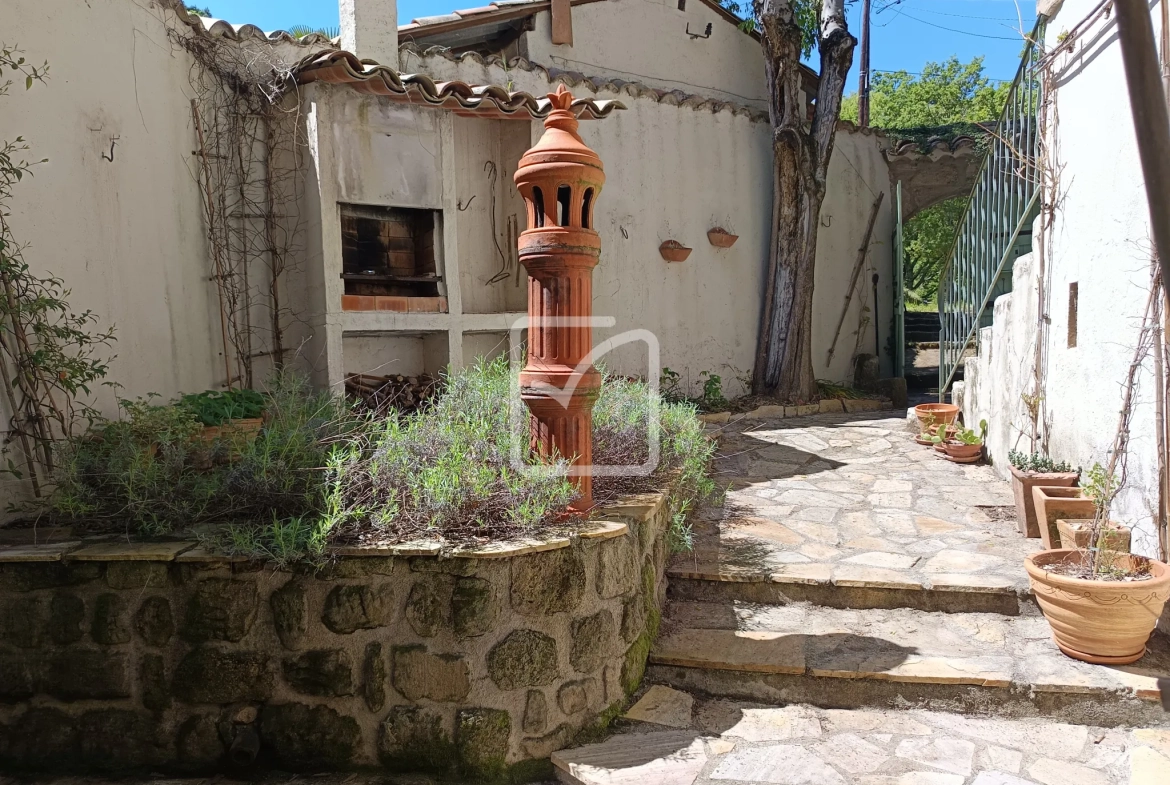 Belle maison en pierre à rénover avec grand terrain à Chassiers 07110 