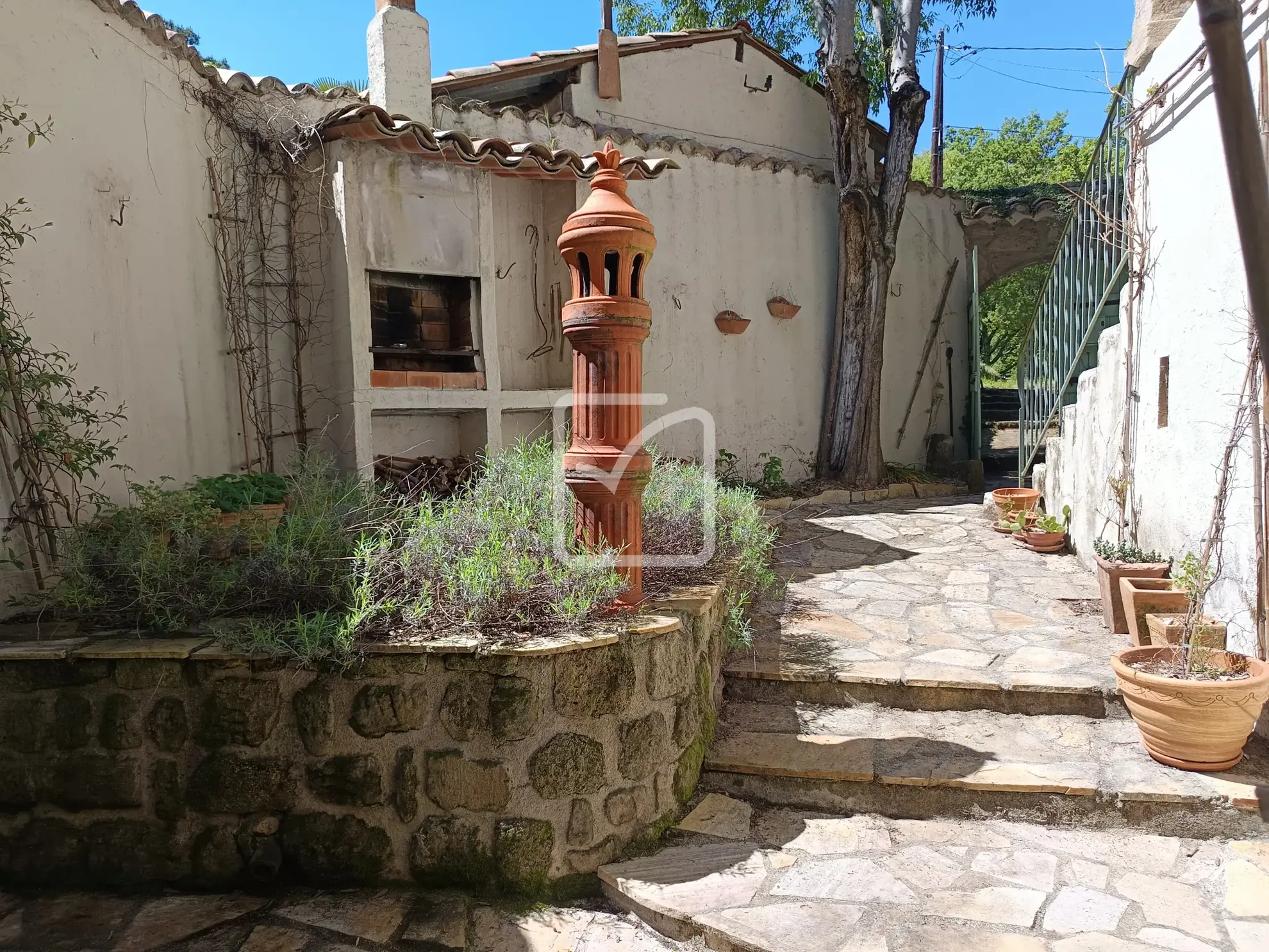 Belle maison en pierre à rénover avec grand terrain à Chassiers 07110 