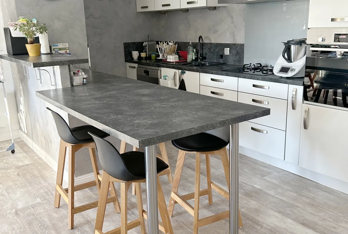 Maison familiale à Saint-Soullle avec jardin et garage - Investissement ou résidence 