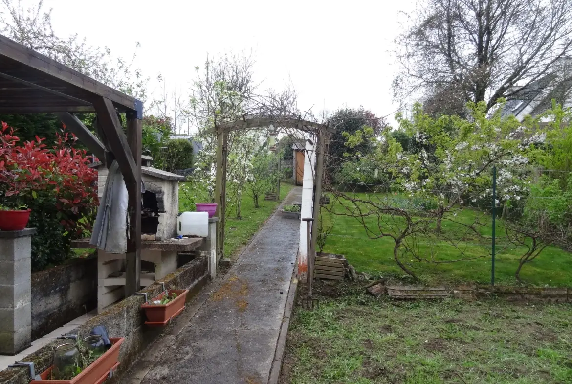 Maison rénovée de 91 m² à Plouguernevel avec jardin et terrasse couverte 