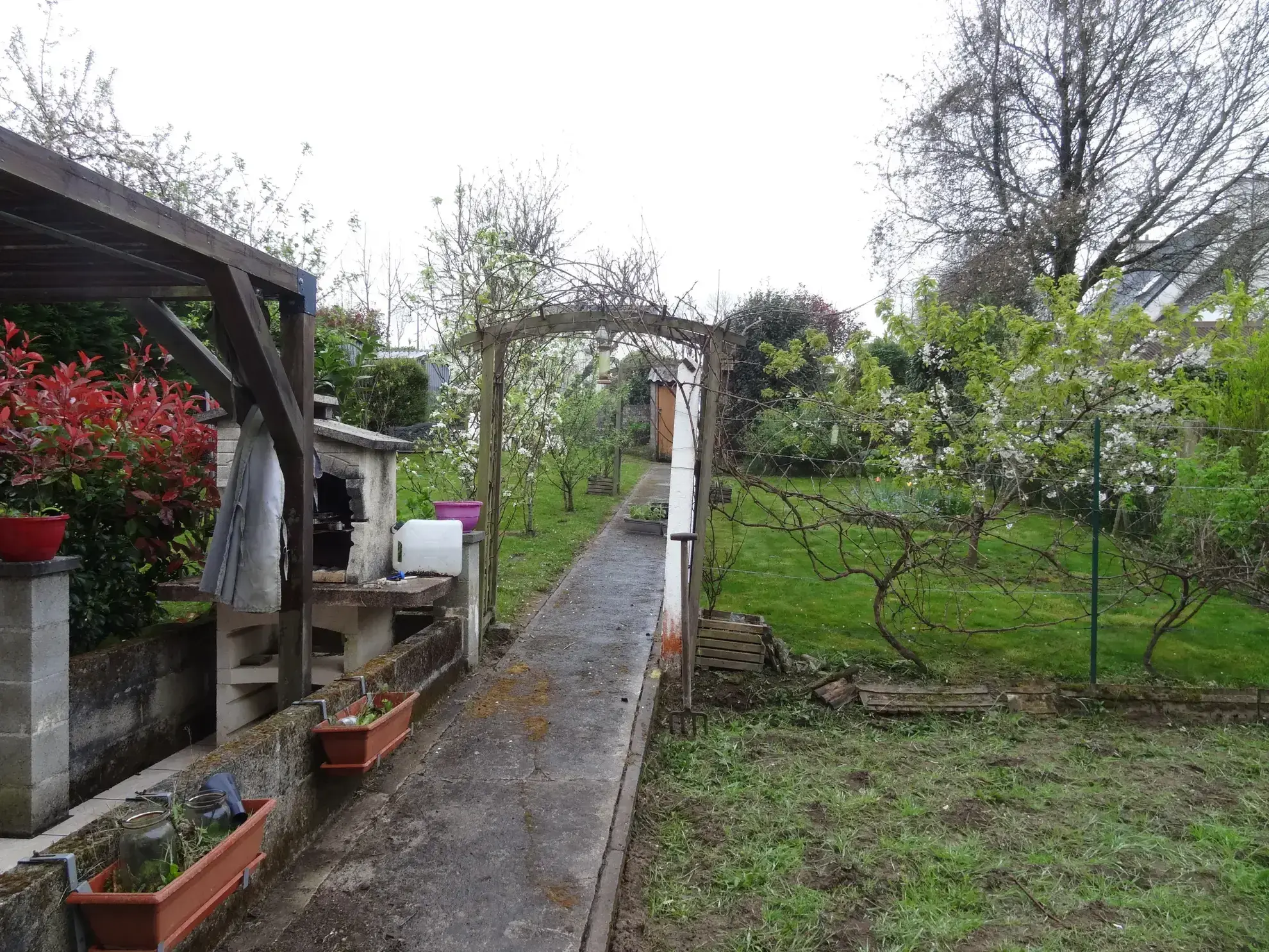 Maison rénovée de 91 m² à Plouguernevel avec jardin et terrasse couverte 