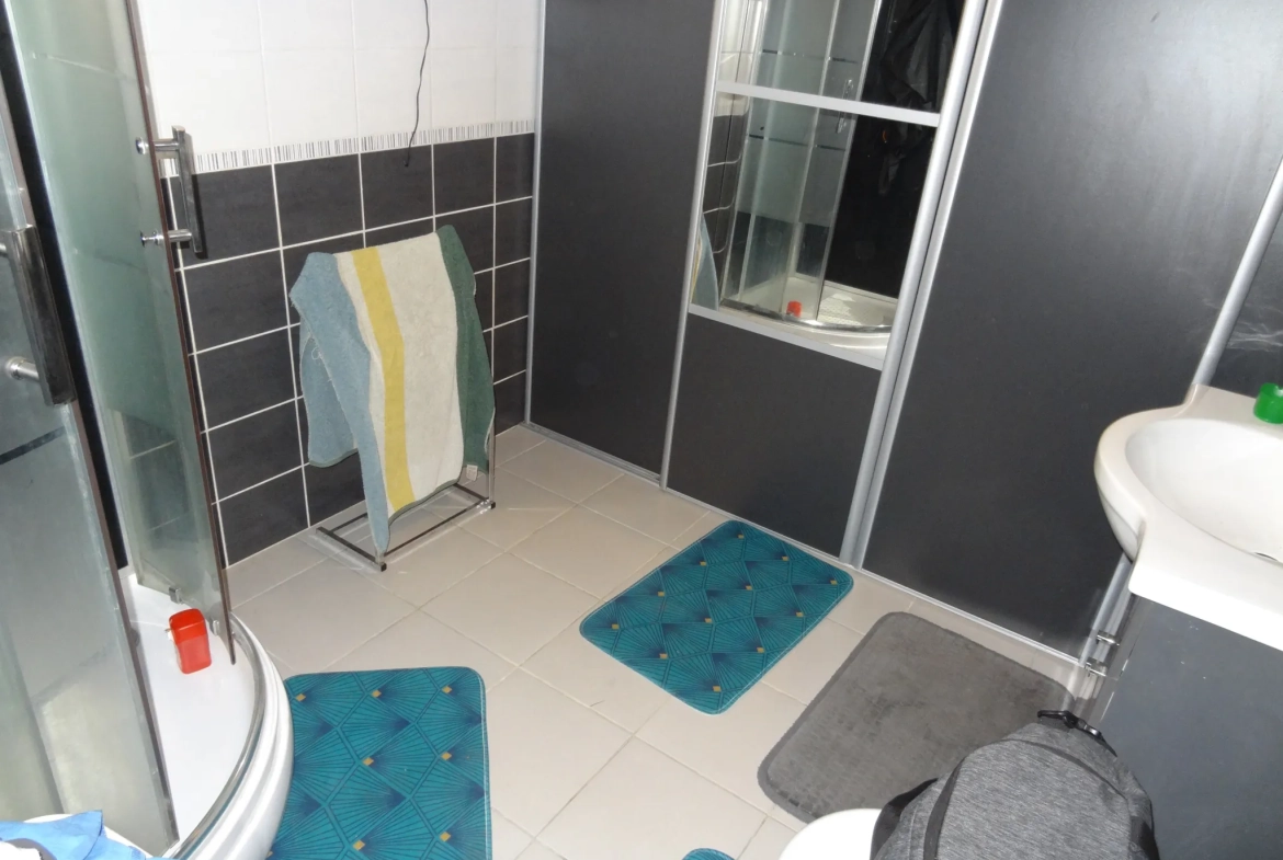Maison rénovée de 91 m² à Plouguernevel avec jardin et terrasse couverte 