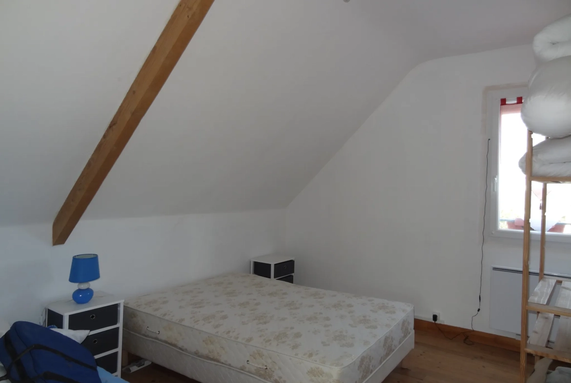 Maison rénovée de 91 m² à Plouguernevel avec jardin et terrasse couverte 