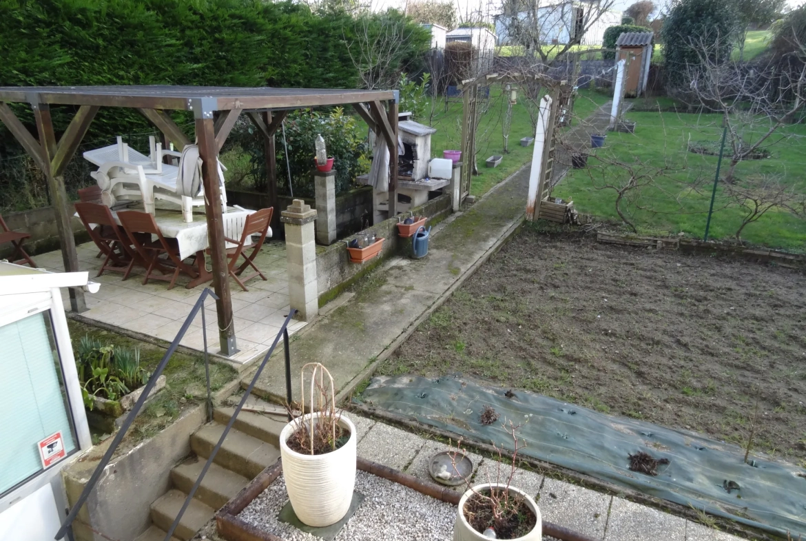 Maison rénovée de 91 m² à Plouguernevel avec jardin et terrasse couverte 