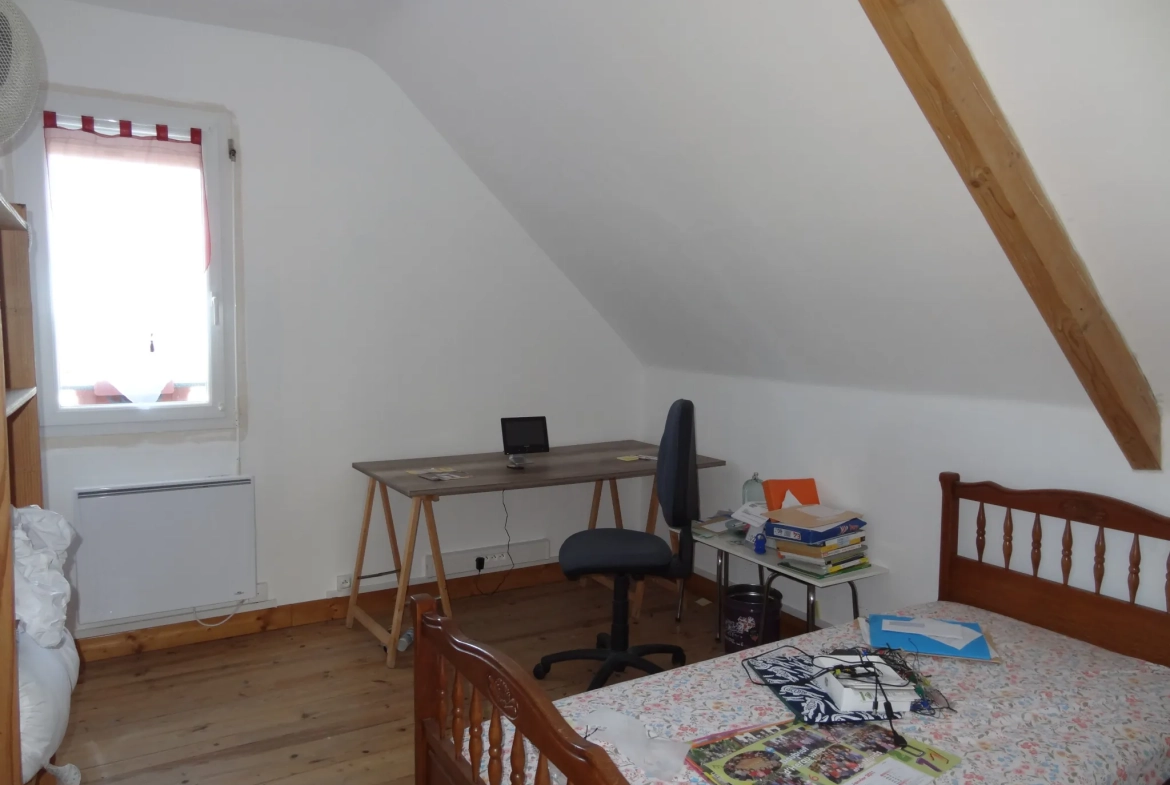 Maison rénovée de 91 m² à Plouguernevel avec jardin et terrasse couverte 