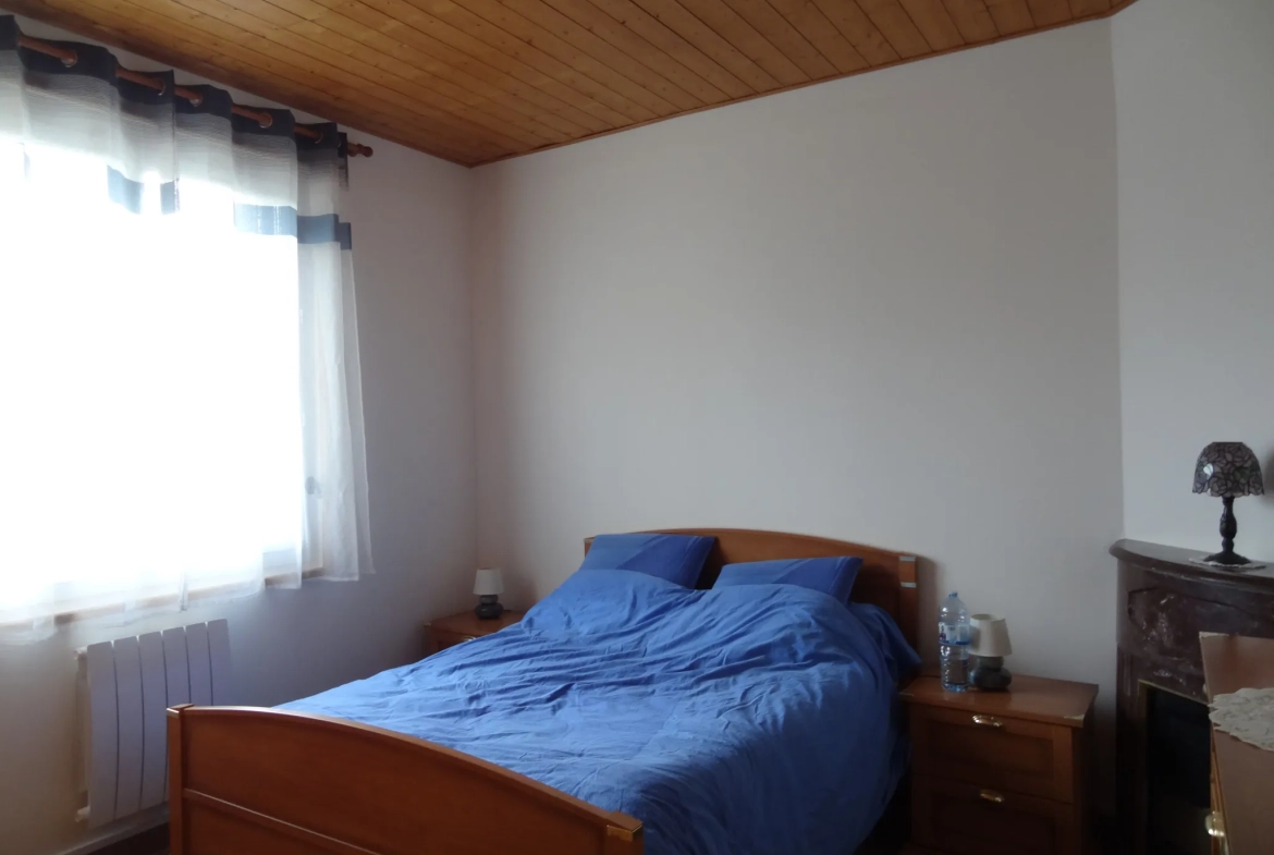 Maison rénovée de 91 m² à Plouguernevel avec jardin et terrasse couverte 