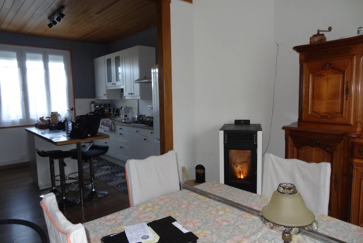 Maison rénovée de 91 m² à Plouguernevel avec jardin et terrasse couverte 