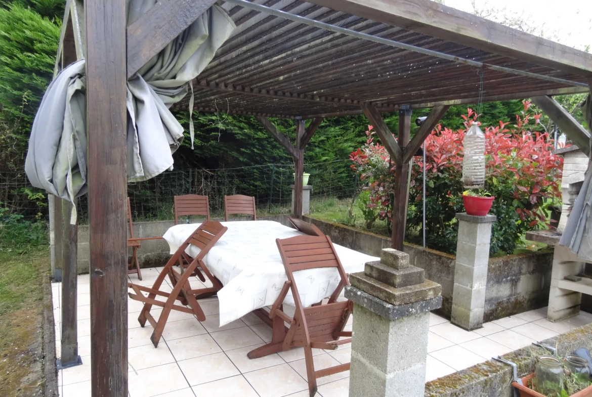 Maison rénovée de 91 m² à Plouguernevel avec jardin et terrasse couverte 
