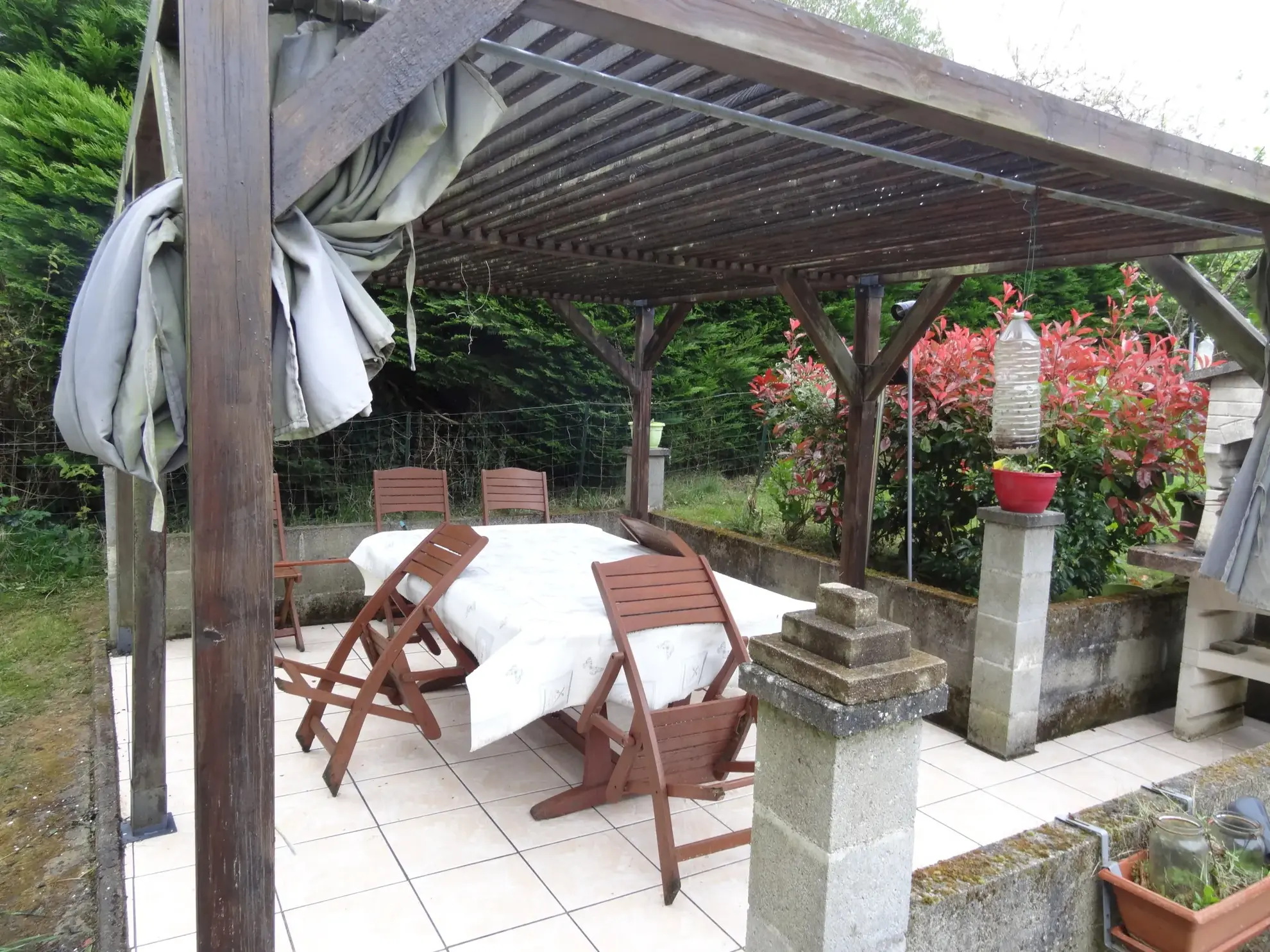 Maison rénovée de 91 m² à Plouguernevel avec jardin et terrasse couverte 