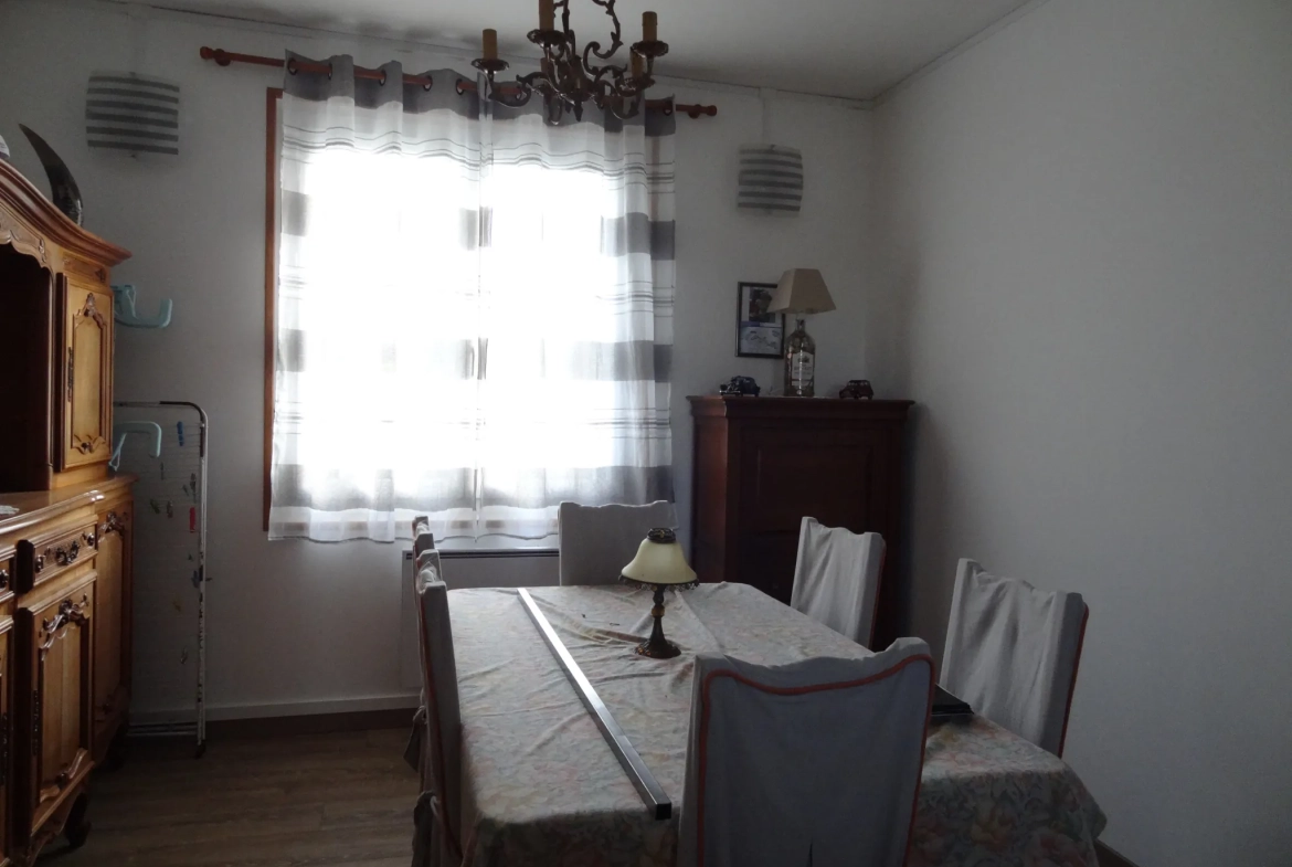 Maison rénovée de 91 m² à Plouguernevel avec jardin et terrasse couverte 