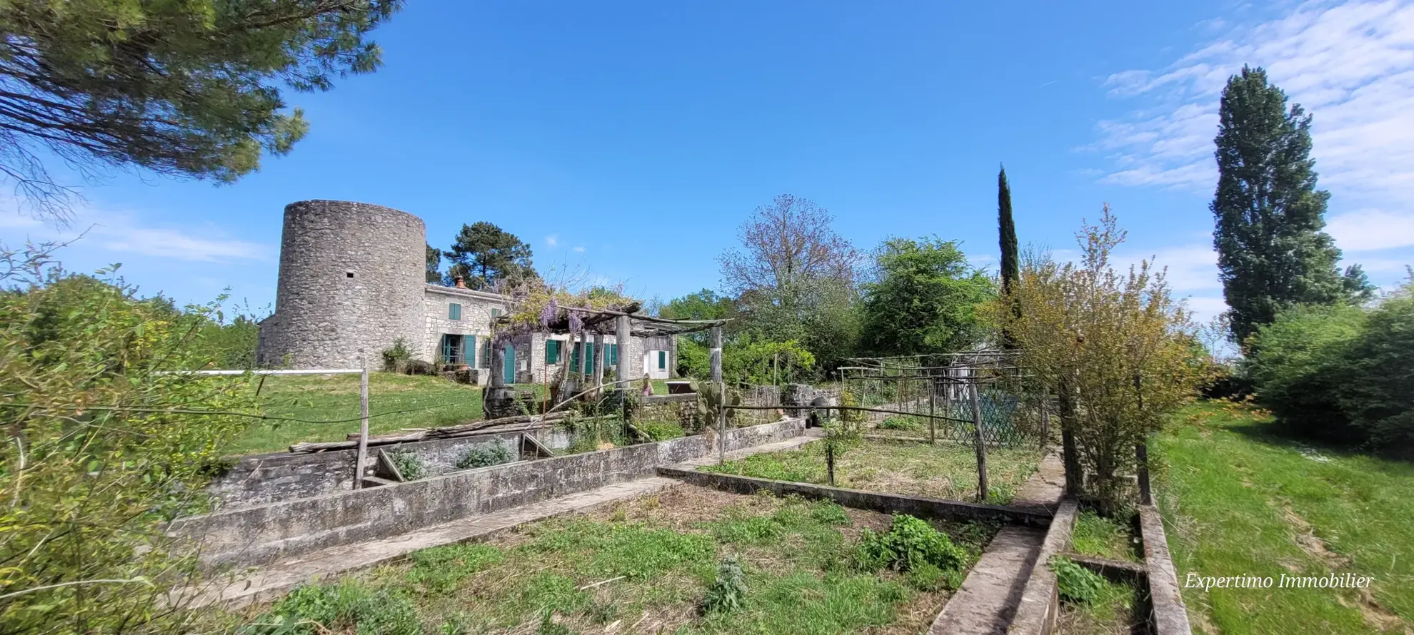 Maison d'habitation avec moulin et grand terrain à Chepniers – Vue campagne 