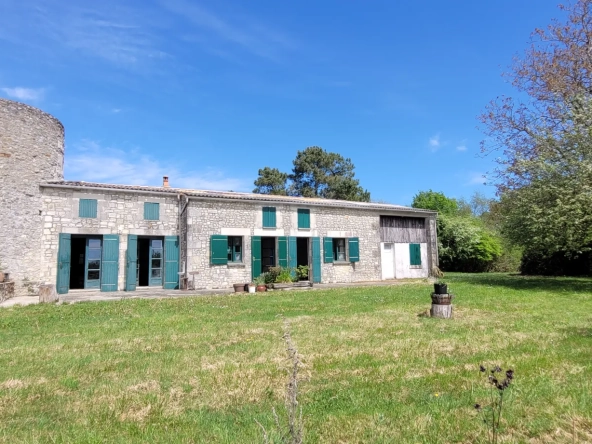 Maison d'habitation avec moulin et grand terrain à Chepniers – Vue campagne