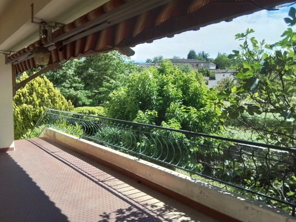 Maison ancienne en pierre à Joyeuse, potentiel locatif et jardin arboré