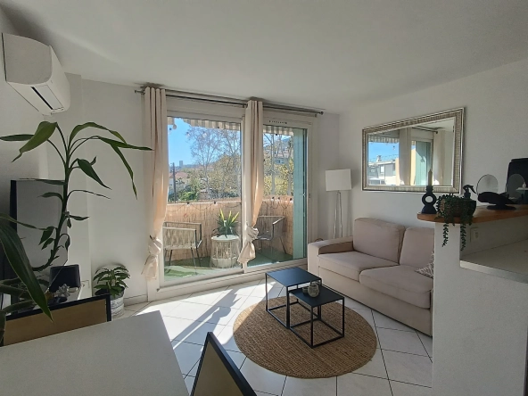 Appartement 2 pièces rénové avec balcon et parking à La Valentine