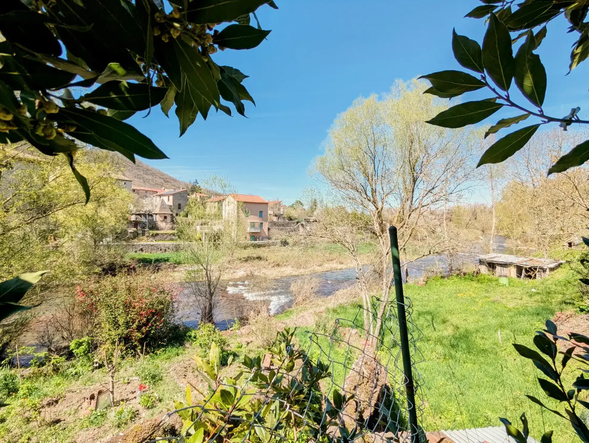 Maison de village à Camarés avec jardin et vue sur la rivière 