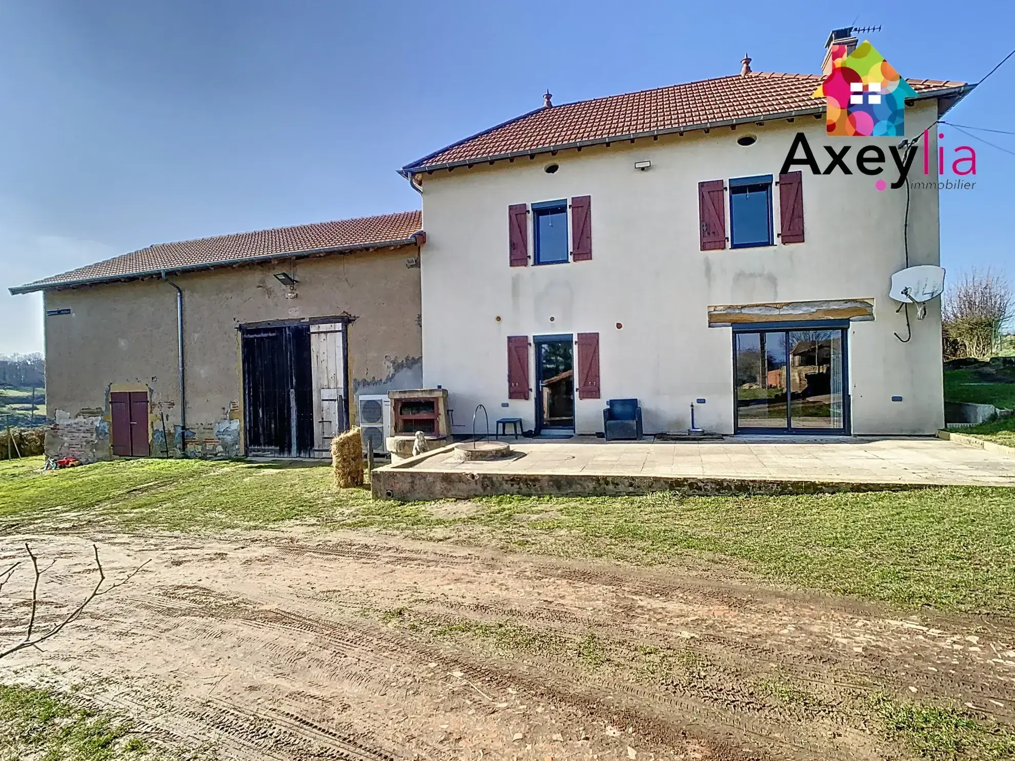 Corps de ferme rénové avec maison et dépendances à Chenay-le-Châtel 