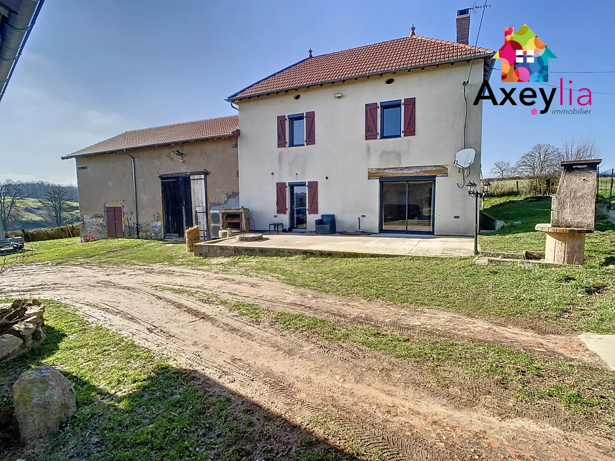 Corps de ferme rénové avec maison et dépendances à Chenay-le-Châtel 