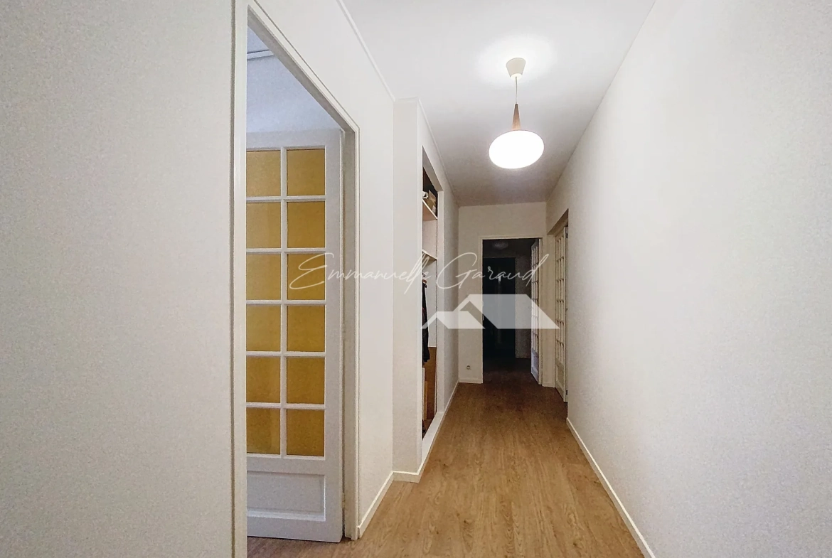 Appartement 4 pièces rénové à Millau avec vue et parking - 87 m² 