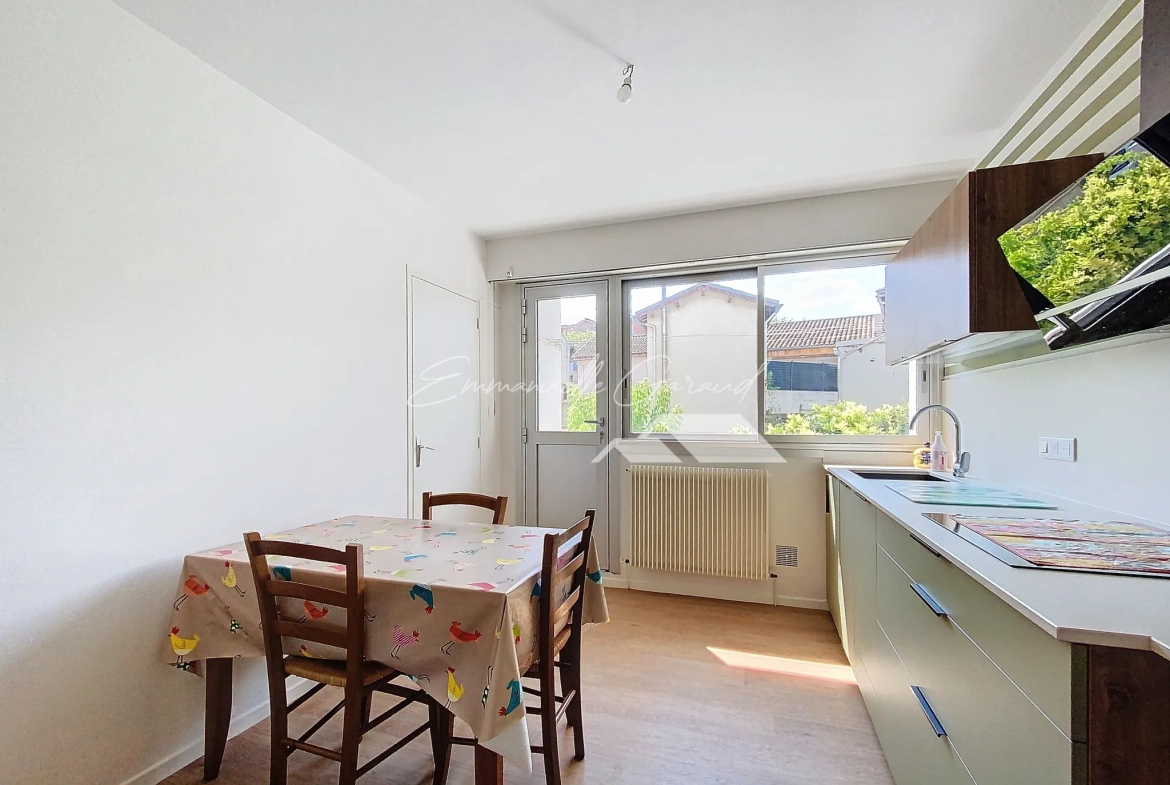 Appartement 4 pièces rénové à Millau avec vue et parking - 87 m² 