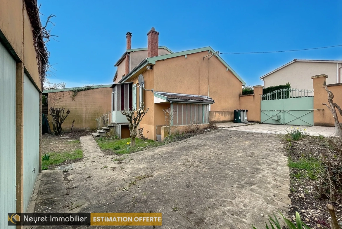 Maison de plain-pied à Saint-Genis-Laval avec jardin et double garage 