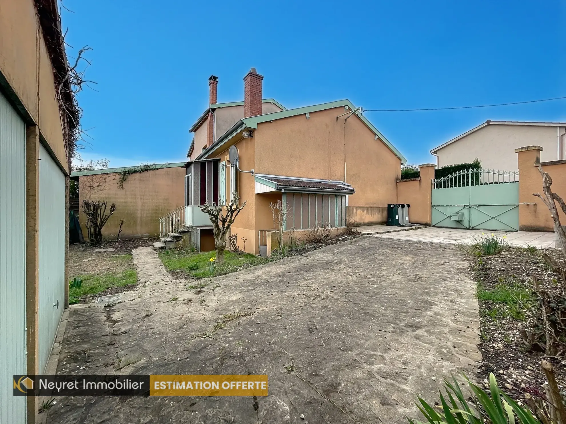 Maison de plain-pied à Saint-Genis-Laval avec jardin et double garage 