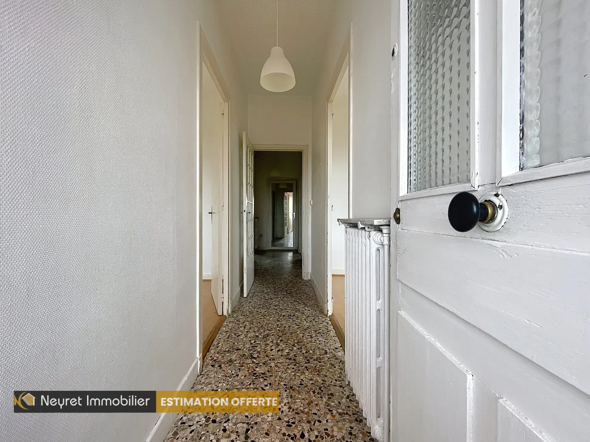 Maison de plain-pied à Saint-Genis-Laval avec jardin et double garage 