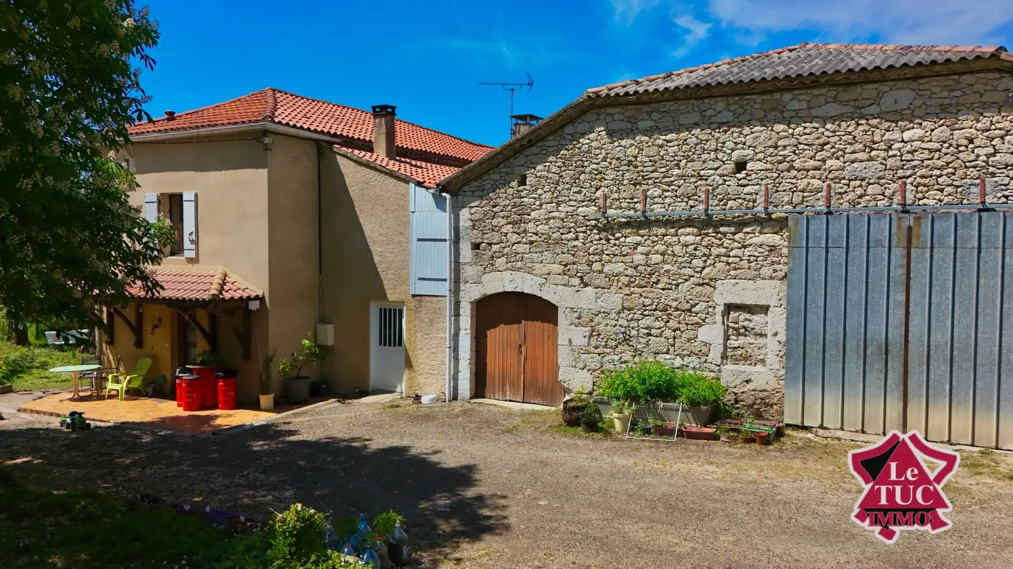 Ferme familiale authentique avec dépendances et terrain de 6 hectares à Brassac 