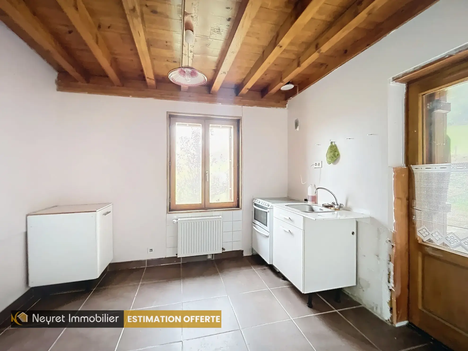 Villa en pierre avec 4 chambres à Larajasse - Maison confortable avec terrain 