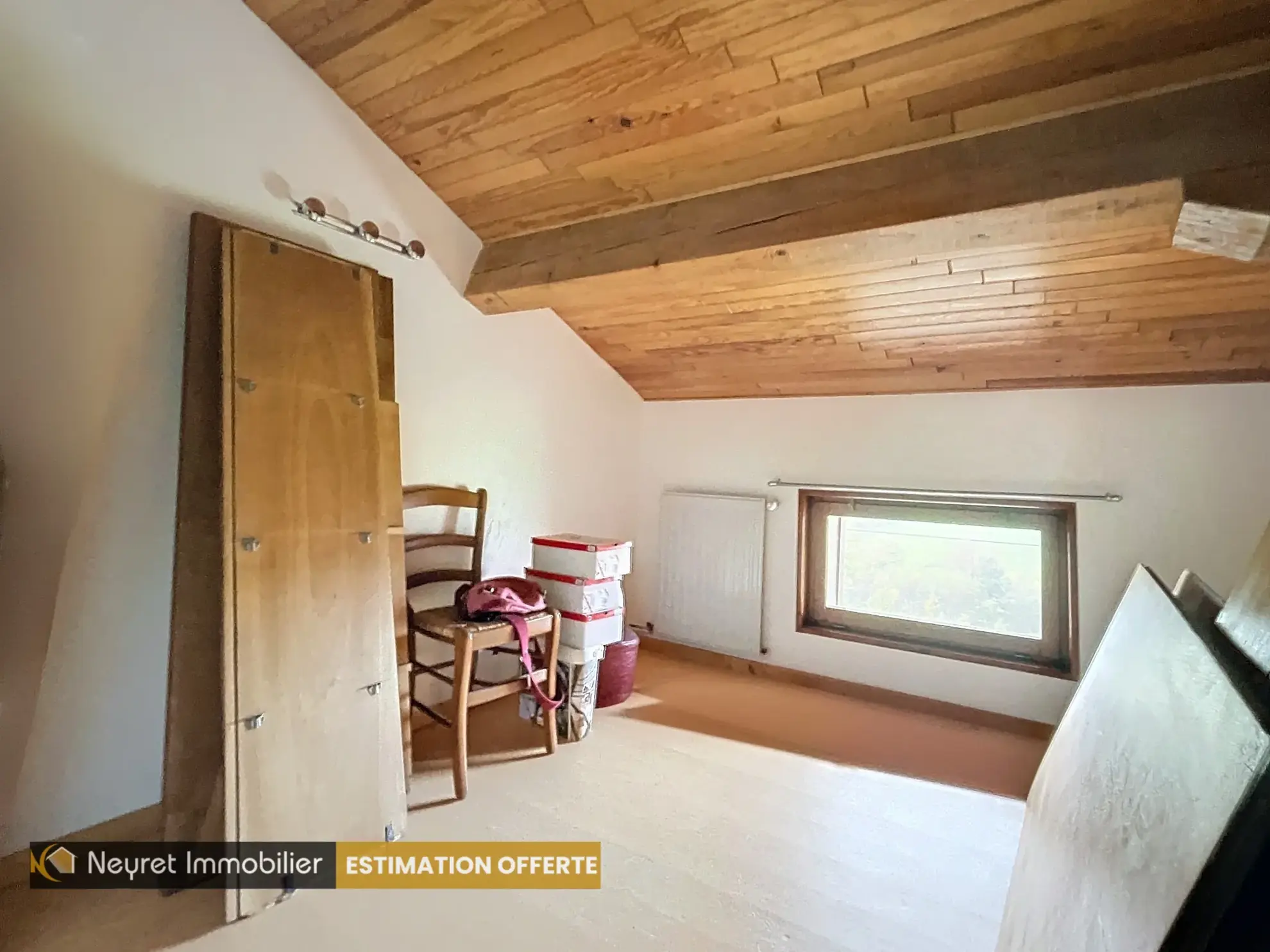 Villa en pierre avec 4 chambres à Larajasse - Maison confortable avec terrain 