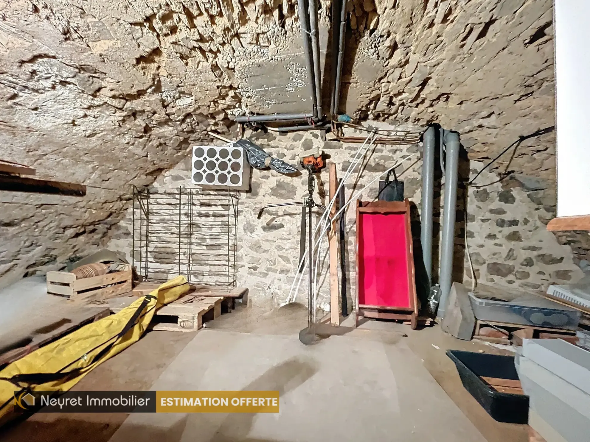 Villa en pierre avec 4 chambres à Larajasse - Maison confortable avec terrain 