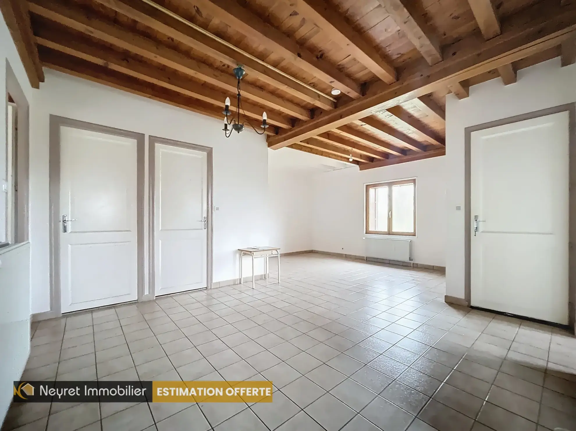 Villa en pierre avec 4 chambres à Larajasse - Maison confortable avec terrain 