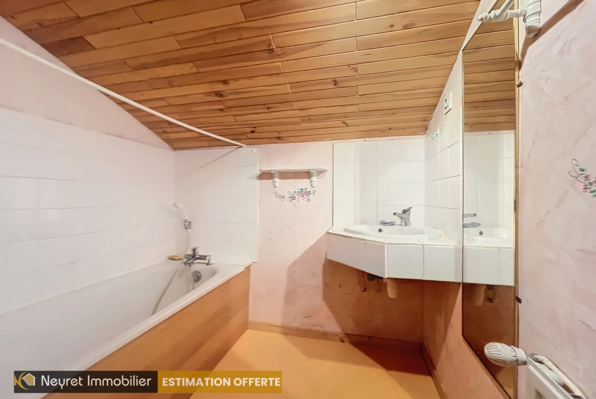 Villa en pierre avec 4 chambres à Larajasse - Maison confortable avec terrain 