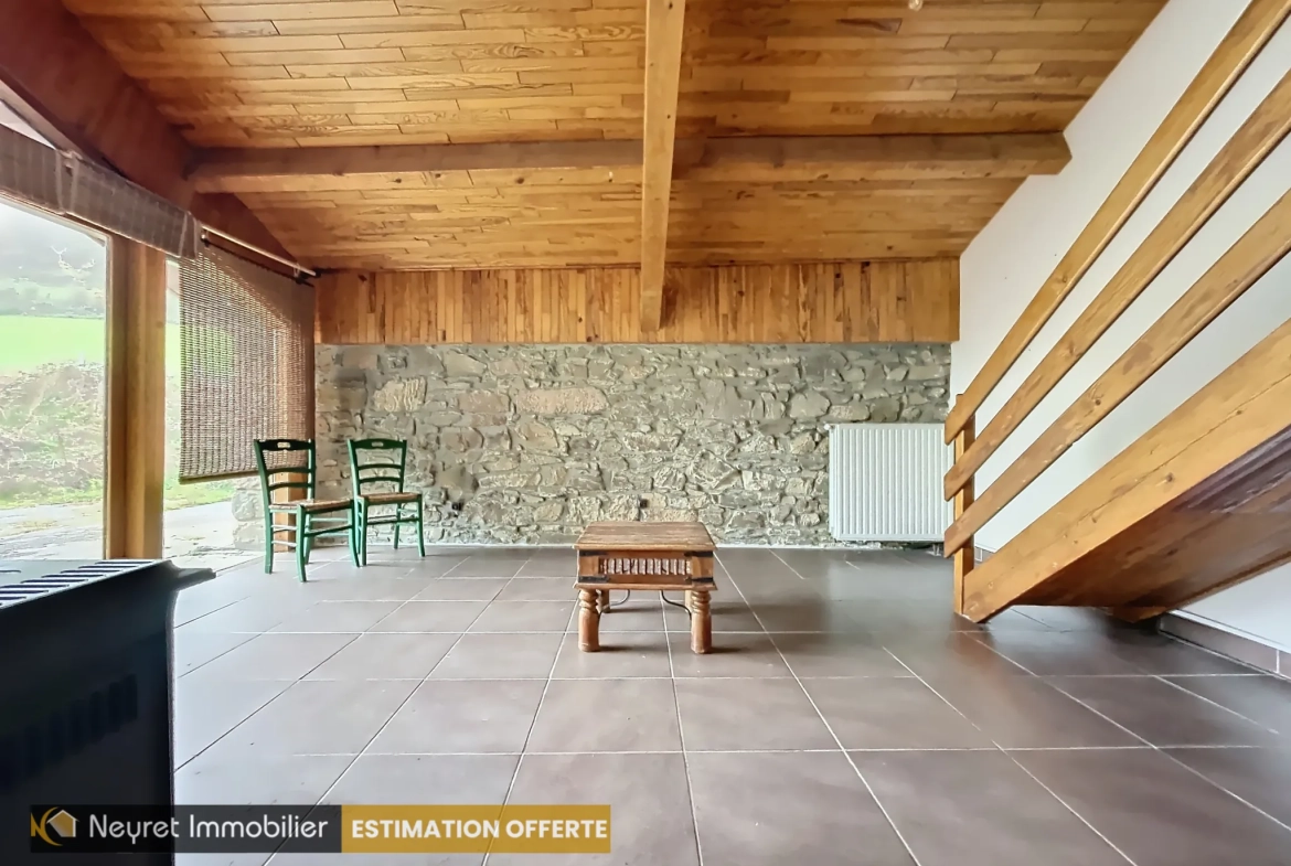 Villa en pierre avec 4 chambres à Larajasse - Maison confortable avec terrain 