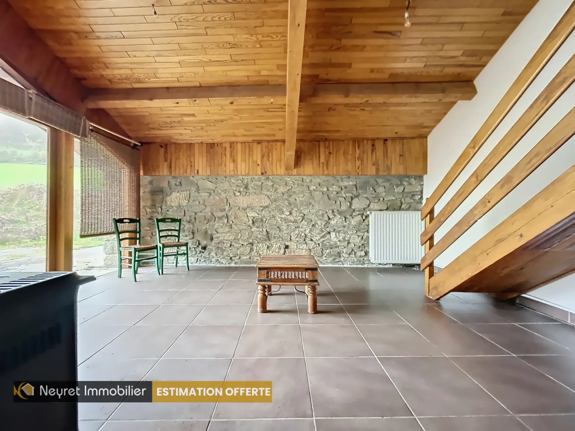 Villa en pierre avec 4 chambres à Larajasse - Maison confortable avec terrain 