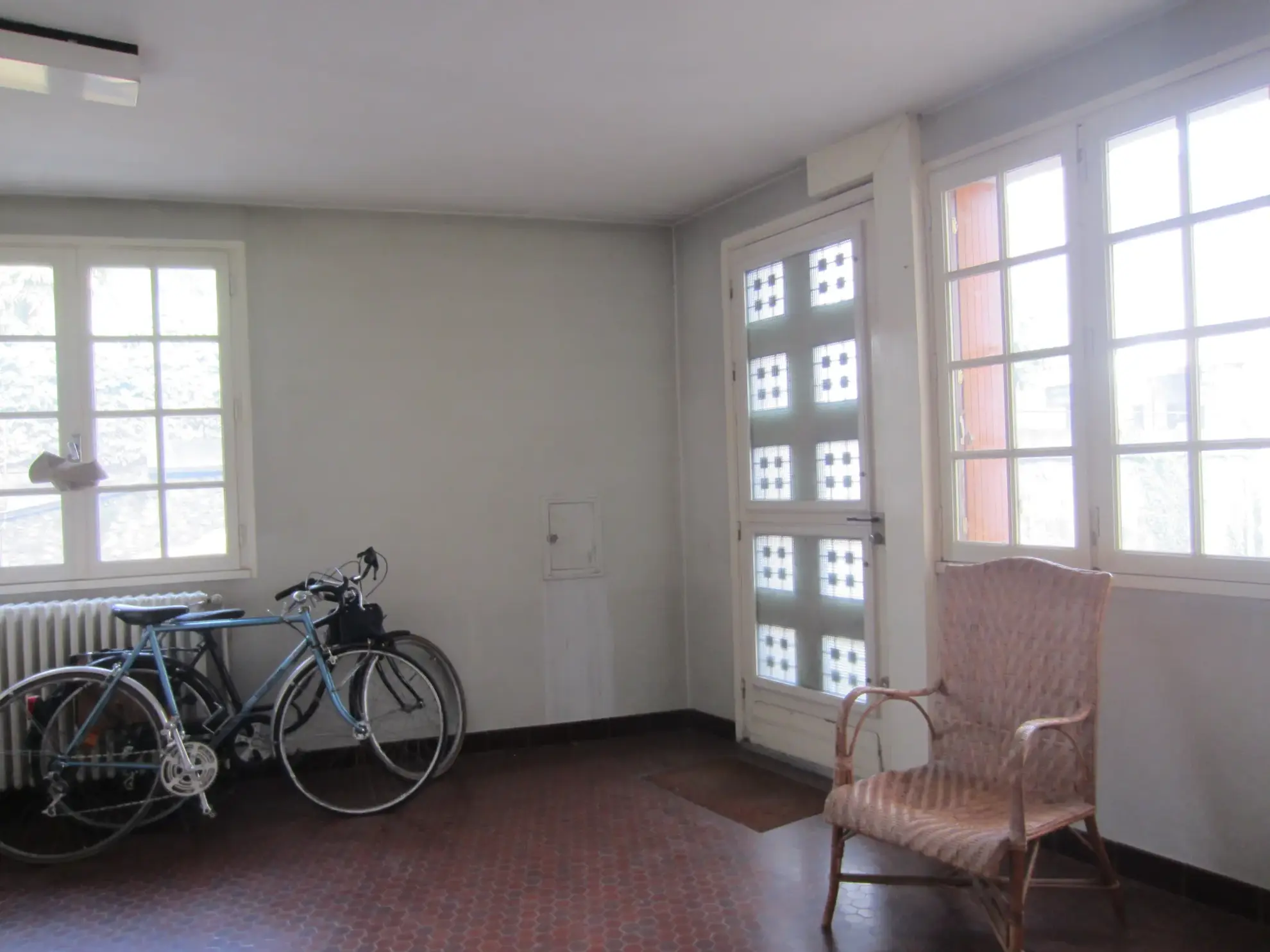 Maison d'architecte en centre-ville de Saint-Girons avec espaces intérieurs et vue imprenable 