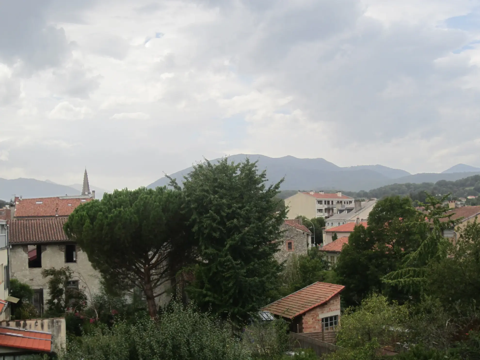 Maison d'architecte en centre-ville de Saint-Girons avec espaces intérieurs et vue imprenable 